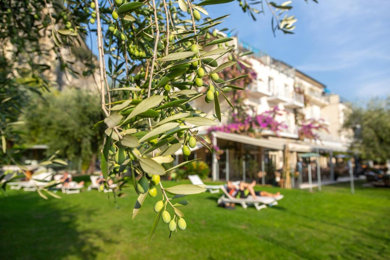 Hotel Baia Azzurra - Lake Front Torbole Sul Garda Exteriér fotografie