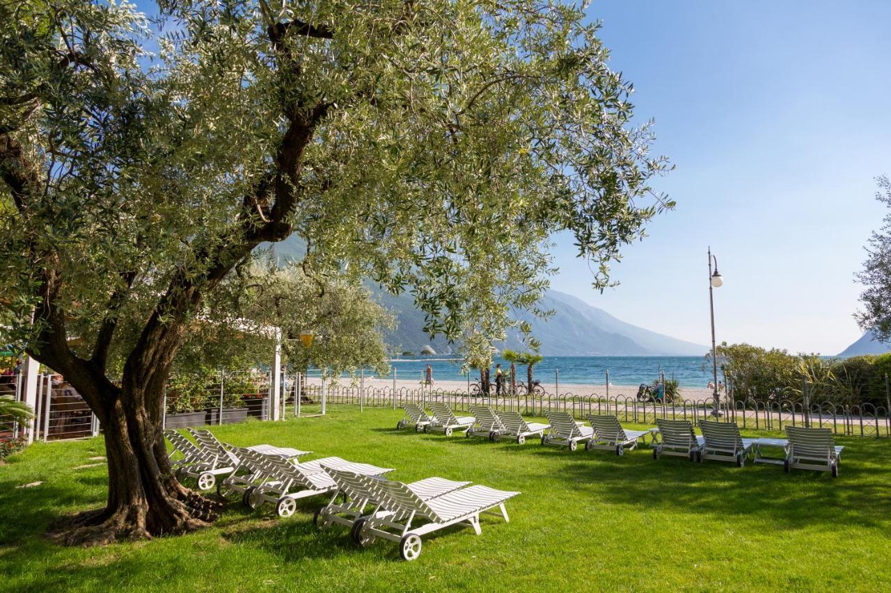 Hotel Baia Azzurra - Lake Front Torbole Sul Garda Exteriér fotografie