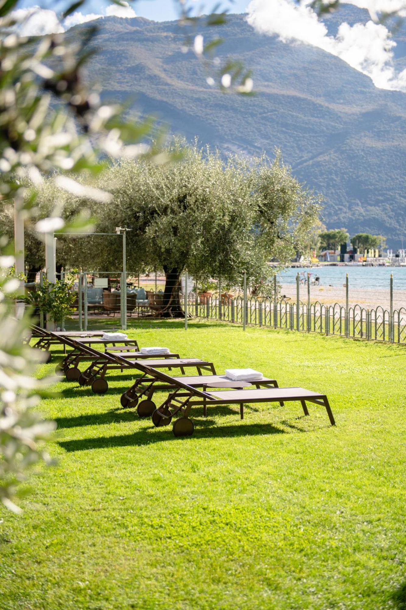 Hotel Baia Azzurra - Lake Front Torbole Sul Garda Exteriér fotografie